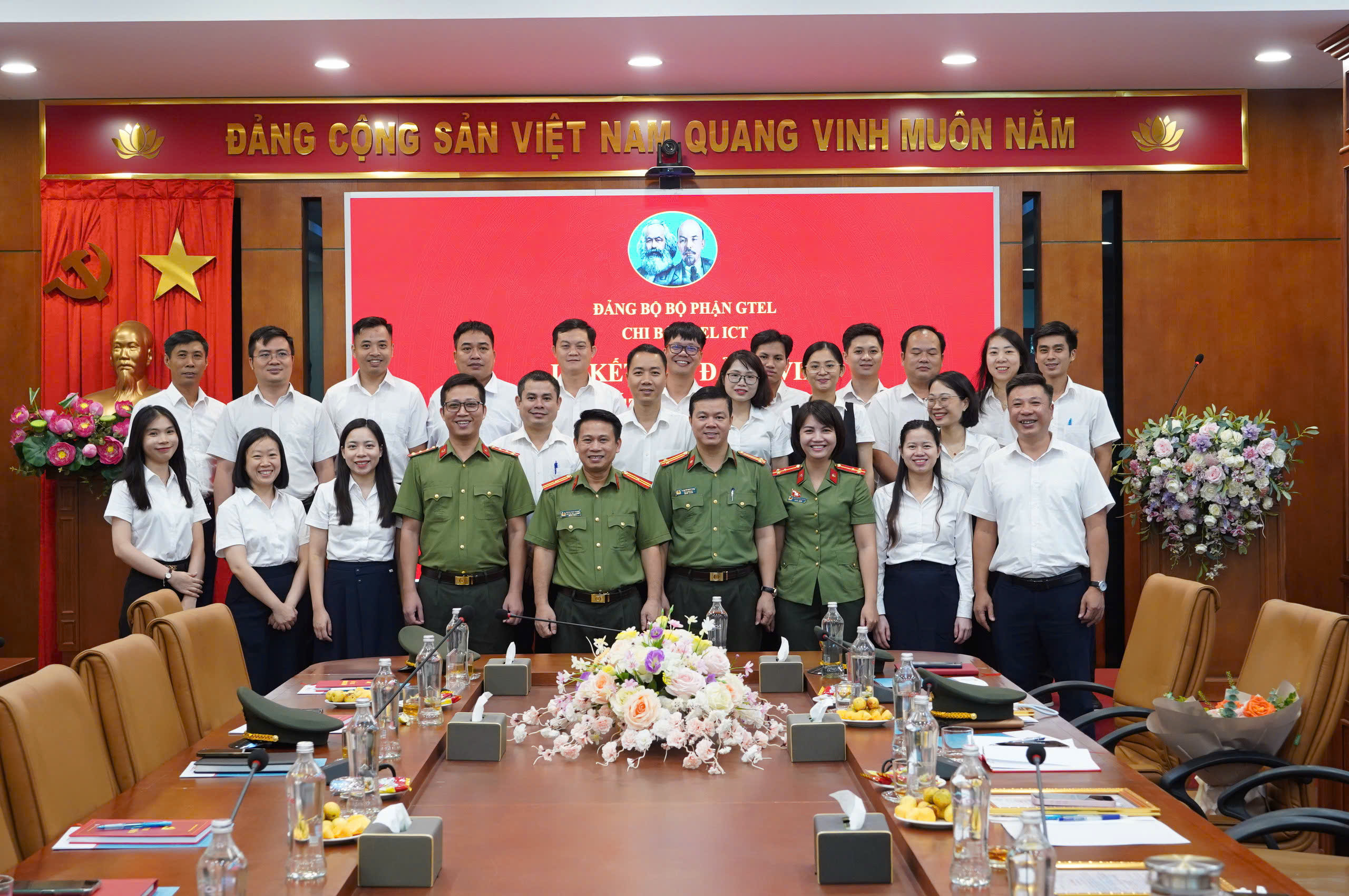 LỄ KẾT NẠP ĐẢNG VIÊN VÀ TRAO QUYẾT ĐỊNH CÔNG NHẬN ĐẢNG VIÊN CHÍNH THỨC